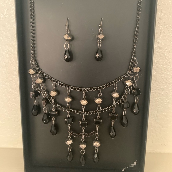 Necklace and earrings set - Picture 2 of 3
